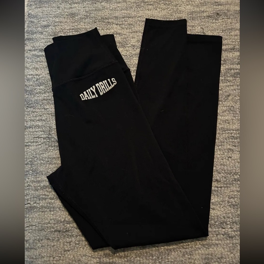 Daily drills black logo leggings